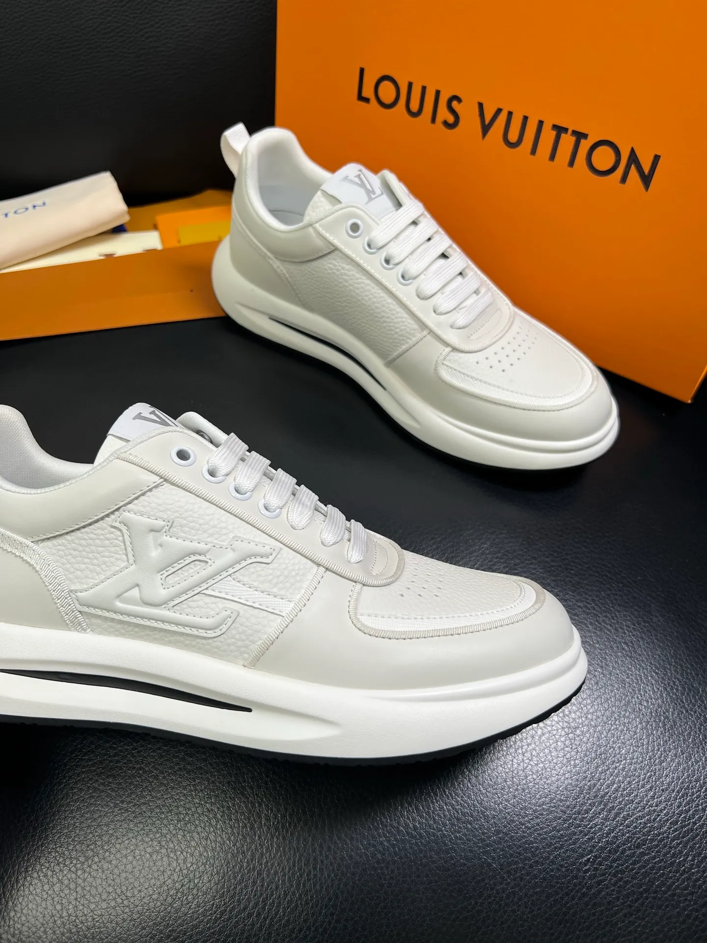 Men's shoes💰800 Lv 🔍Top purchasing agent🇮🇹 Louis Vuitton, the sports sneaker counter is synchronized, the uppers are imported from Italy, high-quality splicing colorful and complex crafts, the imported mesh padding is soft and comfortable, soles: original soles specially provided by the original factory, T men's men's shoes 💰U exclusive movable molded soles are super comfortable, original factory and single goods, 🔍🔍high quality, you can enter and exit the counter at will, welcome to compare, code number 38-44 (customized 45) 85871